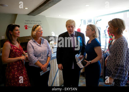 Teddington, Middlesex, Großbritannien. 14. April 2015.  Boris Johnson - der Bürgermeister von London - Besuch Teddington im Rahmen der konservativen Wahlwerbung.  Er tourte um unabhängige Geschäfte in der High Street treffen Menschen vor Ort, begleitet von Dr. Tania Mathias dem konservativen parlamentarischen Anwärter für Twickenham und auch Zac Goldsmith konservative Wartungstafel für Richmond Park. Bildnachweis: Emma Durnford/Alamy Live-Nachrichten Stockfoto