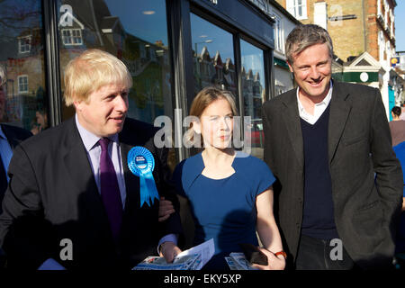 Teddington, Middlesex, Großbritannien. 14. April 2015.  Boris Johnson - der Bürgermeister von London - Besuch Teddington im Rahmen der konservativen Wahlwerbung.  Er tourte um unabhängige Geschäfte in der High Street treffen Menschen vor Ort, begleitet von Dr. Tania Mathias dem konservativen parlamentarischen Anwärter für Twickenham und auch Zac Goldsmith konservative Wartungstafel für Richmond Park. Bildnachweis: Emma Durnford/Alamy Live-Nachrichten Stockfoto