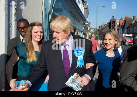 Teddington, Middlesex, Großbritannien. 14. April 2015.  Boris Johnson - der Bürgermeister von London - Besuch Teddington im Rahmen der konservativen Wahlwerbung.  Er tourte um unabhängige Geschäfte in der High Street treffen Menschen vor Ort, begleitet von Dr. Tania Mathias dem konservativen parlamentarischen Anwärter für Twickenham und auch Zac Goldsmith konservative Wartungstafel für Richmond Park. Bildnachweis: Emma Durnford/Alamy Live-Nachrichten Stockfoto