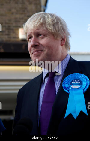 Teddington, Middlesex, Großbritannien. 14. April 2015.  Boris Johnson - der Bürgermeister von London - Besuch Teddington im Rahmen der konservativen Wahlwerbung.  Er tourte um unabhängige Geschäfte in der High Street treffen Menschen vor Ort, begleitet von Dr. Tania Mathias dem konservativen parlamentarischen Anwärter für Twickenham und auch Zac Goldsmith konservative Wartungstafel für Richmond Park. Bildnachweis: Emma Durnford/Alamy Live-Nachrichten Stockfoto