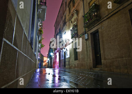 Straßen von Cáceres in einer regnerischen Nacht Stockfoto