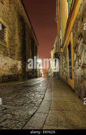 Straßen von Cáceres in einer regnerischen Nacht Stockfoto