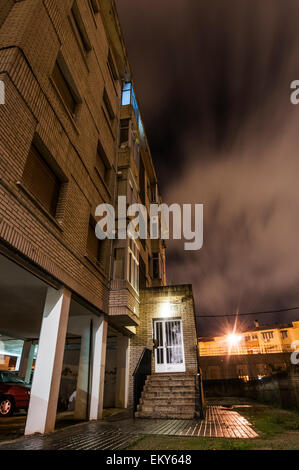 Straßen von Cáceres in einer regnerischen Nacht Stockfoto