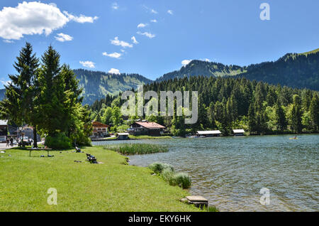 romantische Spitzingsee umringt von dunklen Bergwald ist Bayerns größte Berg-See-t Stockfoto