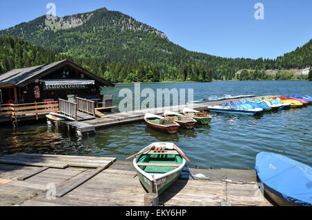 romantische Spitzingsee umringt von dunklen Bergwald ist Bayerns größte Berg-See-t Stockfoto