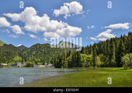 romantische Spitzingsee umringt von dunklen Bergwald ist Bayerns größte Berg-See-t Stockfoto