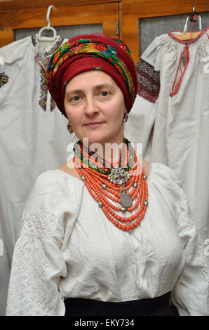 Ukrainische Frau im traditionellen Gewand Stockfoto