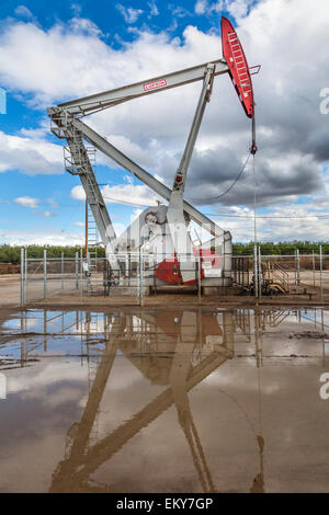 Bohrschwengels und Oberfläche Wasser am Ölquelle und Fracking-Standort in Shafter. Kern County, befindet sich über dem Monterey Schiefer gesehen hat eine Stockfoto