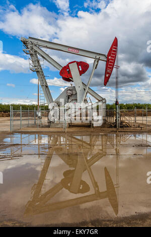 Bohrschwengels und Oberfläche Wasser am Ölquelle und Fracking-Standort in Shafter. Kern County, befindet sich über dem Monterey Schiefer gesehen hat eine Stockfoto