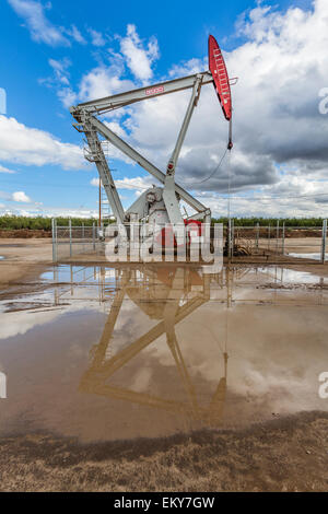 Bohrschwengels und Oberfläche Wasser am Ölquelle und Fracking-Standort in Shafter. Kern County, befindet sich über dem Monterey Schiefer gesehen hat eine Stockfoto