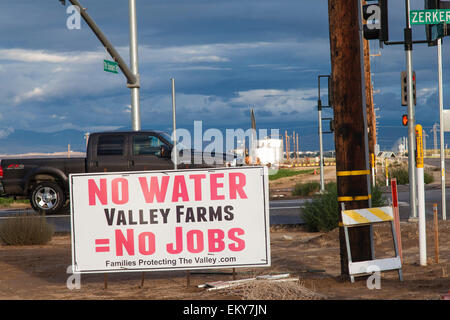 Politisches Zeichen für Familien schützen das Tal-Aktivisten-Gruppe. Kern County, San Joaquin Valley, Kalifornien, USA Stockfoto