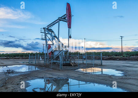 Bohrschwengels und Oberfläche Wasser am Ölquelle und Fracking-Standort in Shafter. Kern County, befindet sich über dem Monterey Schiefer gesehen hat eine Stockfoto