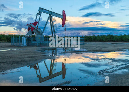 Bohrschwengels und Oberfläche Wasser am Ölquelle und Fracking-Standort in Shafter. Kern County, befindet sich über dem Monterey Schiefer gesehen hat eine Stockfoto