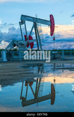 Bohrschwengels und Oberfläche Wasser am Ölquelle und Fracking-Standort in Shafter. Kern County, befindet sich über dem Monterey Schiefer gesehen hat eine Stockfoto