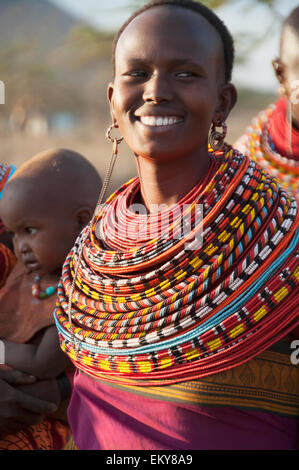 Frauen und Babys von Samburu Stammes; Samburu, Kenia Stockfoto