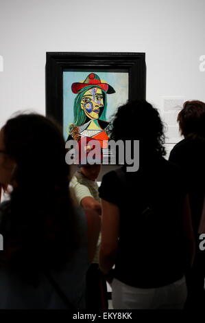 Die Besucher schauen Sie sich die Gemälde von Pablo Picasso im Museu Nacional d ' Art de Catalunya, Barcelona, Spanien, 2014 Stockfoto