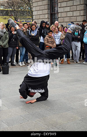 Eine junge männliche Pause Tänzerin vor großen Publikum in Henry Street Dublin Irland Stockfoto