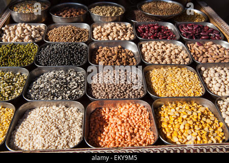 Linsen und Hülsenfrüchte auf dem Display in der Gewürz-Markt der alten Delhi Stockfoto