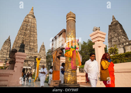 Pilger auf dem Mahabodhi-Tempel in Bodhgaya Stockfoto