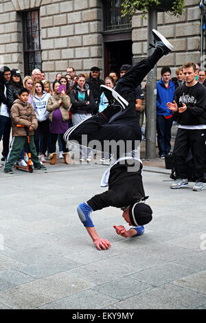 Eine junge männliche Pause Tänzerin vor großen Publikum in Henry Street Dublin Irland Stockfoto