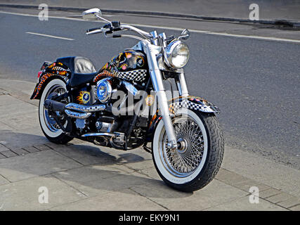 stark angepasste und illustrierte Harley Davidson Motorrad geparkt auf einer Straße in Dublin. Irland Stockfoto