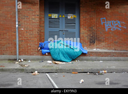 Down and out Obdachlosen Mann der Straße im Eingangsbereich der Räumlichkeiten in Dublin City Stockfoto