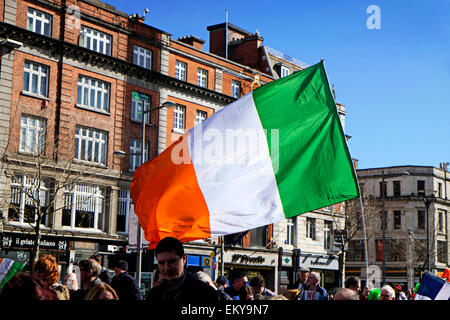 Die republikanische irische Flagge Wellen über O' Connell Street während einer Anti-Wasser Steuern Demonstration in Dublin Stadt Ireland.in 2014 Stockfoto