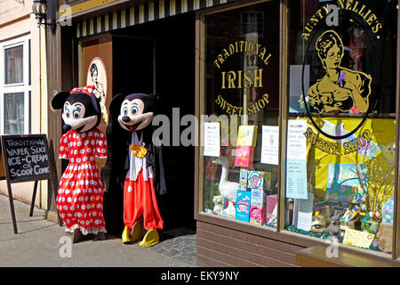 Altmodische Konditorei in Clonakilty Stadt in West Cork Irland, mit zwei Disney-Figuren außerhalb Stockfoto