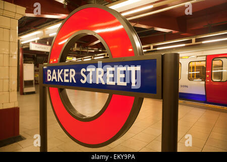 London underground Zeichen an der Baker Street Station, London Stockfoto