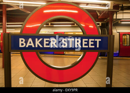 London underground Zeichen an der Baker Street Station, London Stockfoto