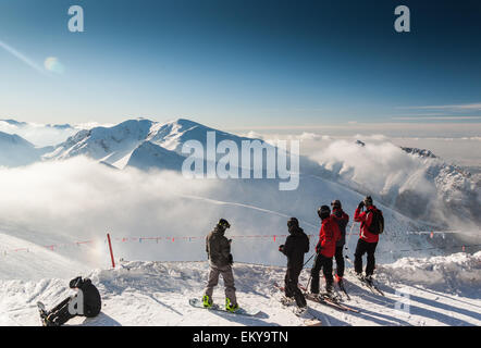 Skifahrer und Snowboarder und westlichen Tatra sichtbar vom Kasprowy Wierch, Südliches Polen Stockfoto