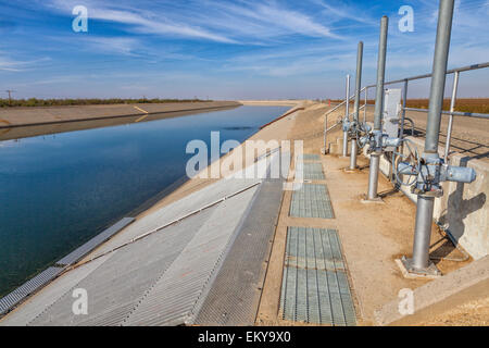 Das Kalifornien Aquädukt ist ein 444 Meile Kanal, Teil der California State Water Project, Fresno County Stockfoto