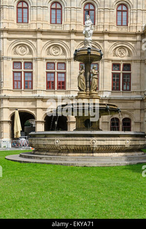 Ein Brunnen mit Skulpturen außerhalb der State Opera Theater, Wien, Österreich. Stockfoto