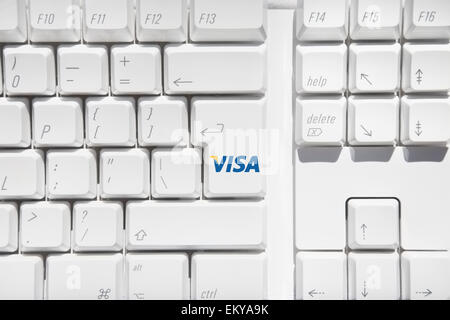 weiße Computertastatur mit Visa-Logo auf der return-Taste Stockfoto