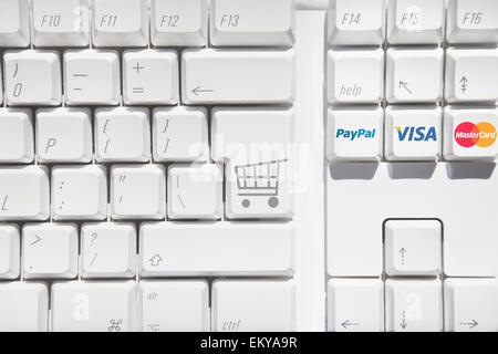 Computer-Tastatur mit einem Computer generiert shopping Trolley-Design auf der return-Taste und pay Pal, Visa und Master Card-logo Stockfoto