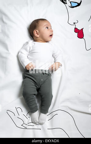 Niedliche Baby junge Frau Handskizze Dekoration gehalten Stockfoto