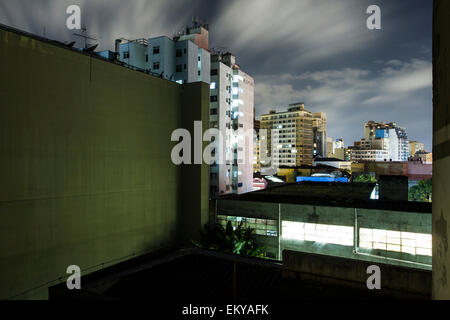 Gebäude in der Innenstadt von Curitiba in der Nacht. Curitiba, Paraná, Brasilien. Stockfoto