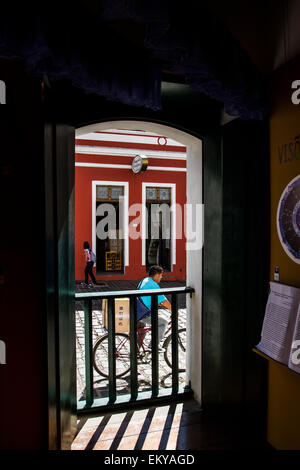 Largo da Ordem betrachtet aus dem Inneren des Casa Romario Martins. Curitiba, Paraná, Brasilien. Stockfoto