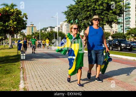 Demonstranten zu Fuß an der Beira Mar Norte Avenue in der Manifestation für die Absetzung des brasilianischen Präsidenten. Stockfoto