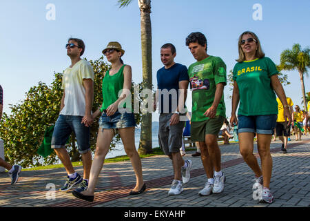 Demonstranten zu Fuß an der Beira Mar Norte Avenue in der Manifestation für die Absetzung des brasilianischen Präsidenten. Stockfoto