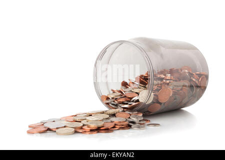 Geld Glas voll der Bank of England Münzen, Pfund-Münzen an der Spitze Stockfoto