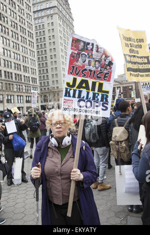 New York, New York, USA. 14. April 2015. Tausende versammelten sich in verschiedenen Städten der USA zu senden, dass die Botschaft, die Ermordung von Polizisten der jungen Männer der Farbe jetzt aufhören muss. Bildnachweis: David Grossman/Alamy Live-Nachrichten Stockfoto