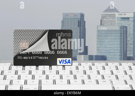 MBNA Visa Kreditkarte auf einer Computertastatur mit Canary Wharf Finanzviertel im Hintergrund Stockfoto