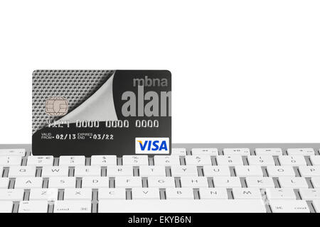 MBNA Visa Kreditkarte auf einer Computertastatur mit weißem Hintergrund Stockfoto