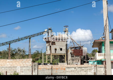 Teil einer alten Fabrik in einem abgelegenen Teil von Kuba mit telegraph Drähte Stockfoto