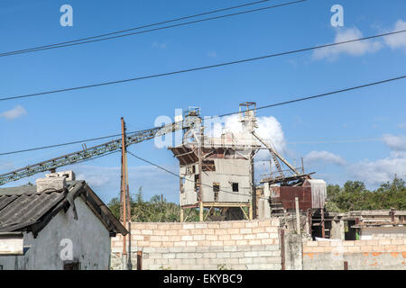 Teil einer alten Fabrik in Kuba mit telegraph Drähte Stockfoto