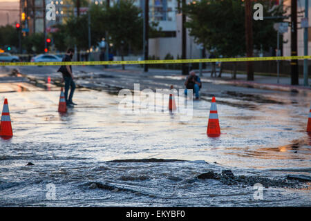 Hauptwasserleitung Pause am Santa Monica Blvd. und HIghland in Hollywood am 27. Oktober 2014. Stockfoto