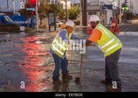 Hauptwasserleitung Pause am Santa Monica Blvd. und HIghland in Hollywood am 27. Oktober 2014. Stockfoto