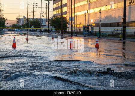 Hauptwasserleitung Pause am Santa Monica Blvd. und HIghland in Hollywood am 27. Oktober 2014. Stockfoto