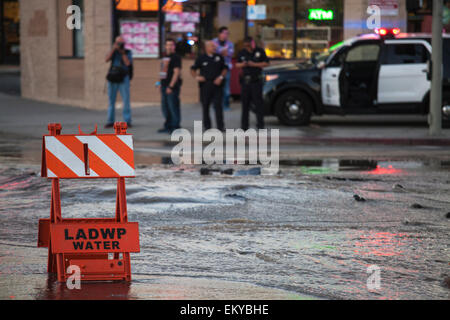 Hauptwasserleitung Pause am Santa Monica Blvd. und HIghland in Hollywood am 27. Oktober 2014. Stockfoto